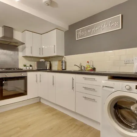 Southsea Getaway Apartment With Pool Table And Hot Tub Portsmouth Exterior photo