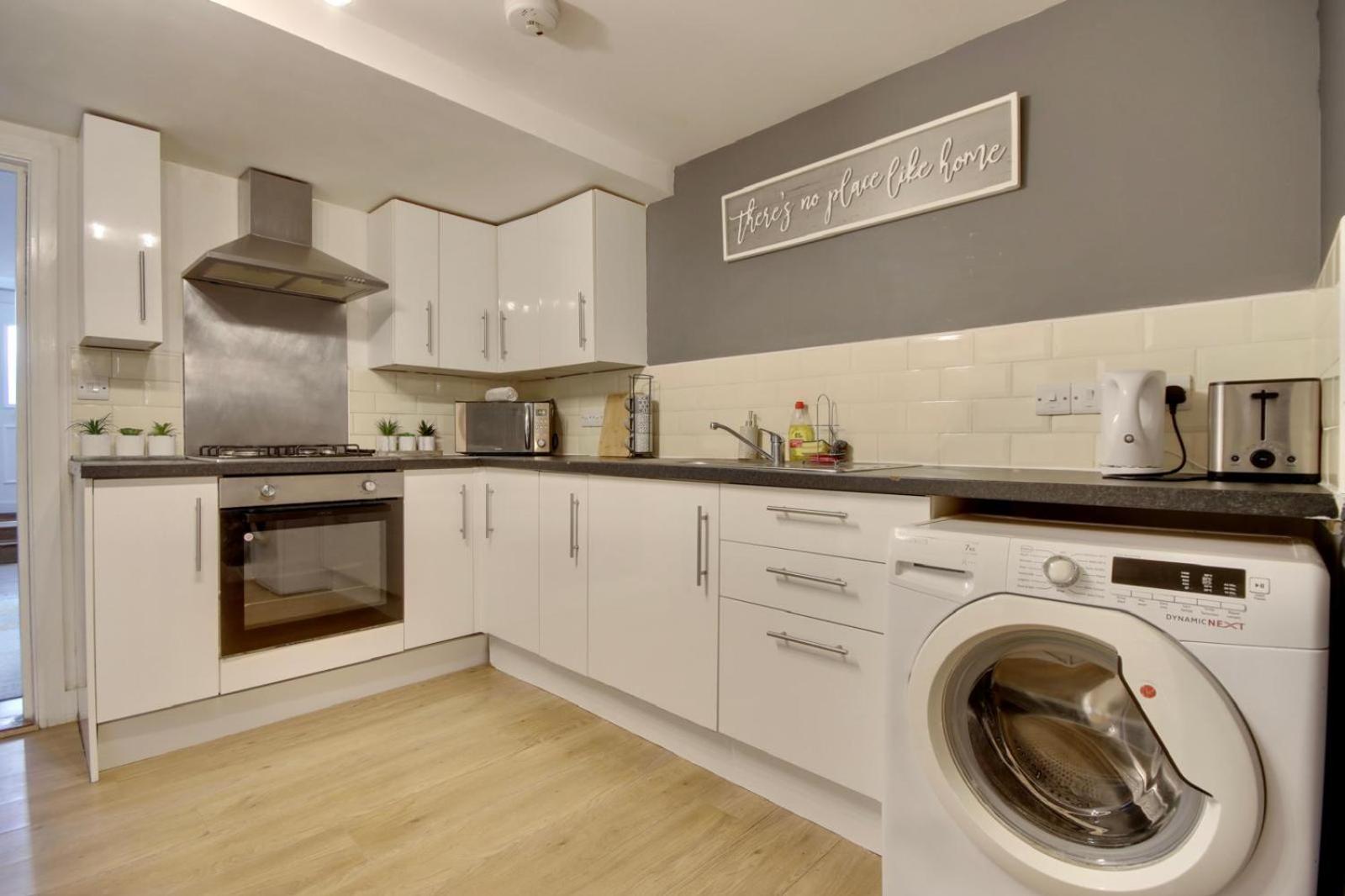 Southsea Getaway With Pool Table And Hot Tub Apartment *